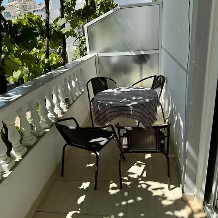 The White Donkey House Apartment *